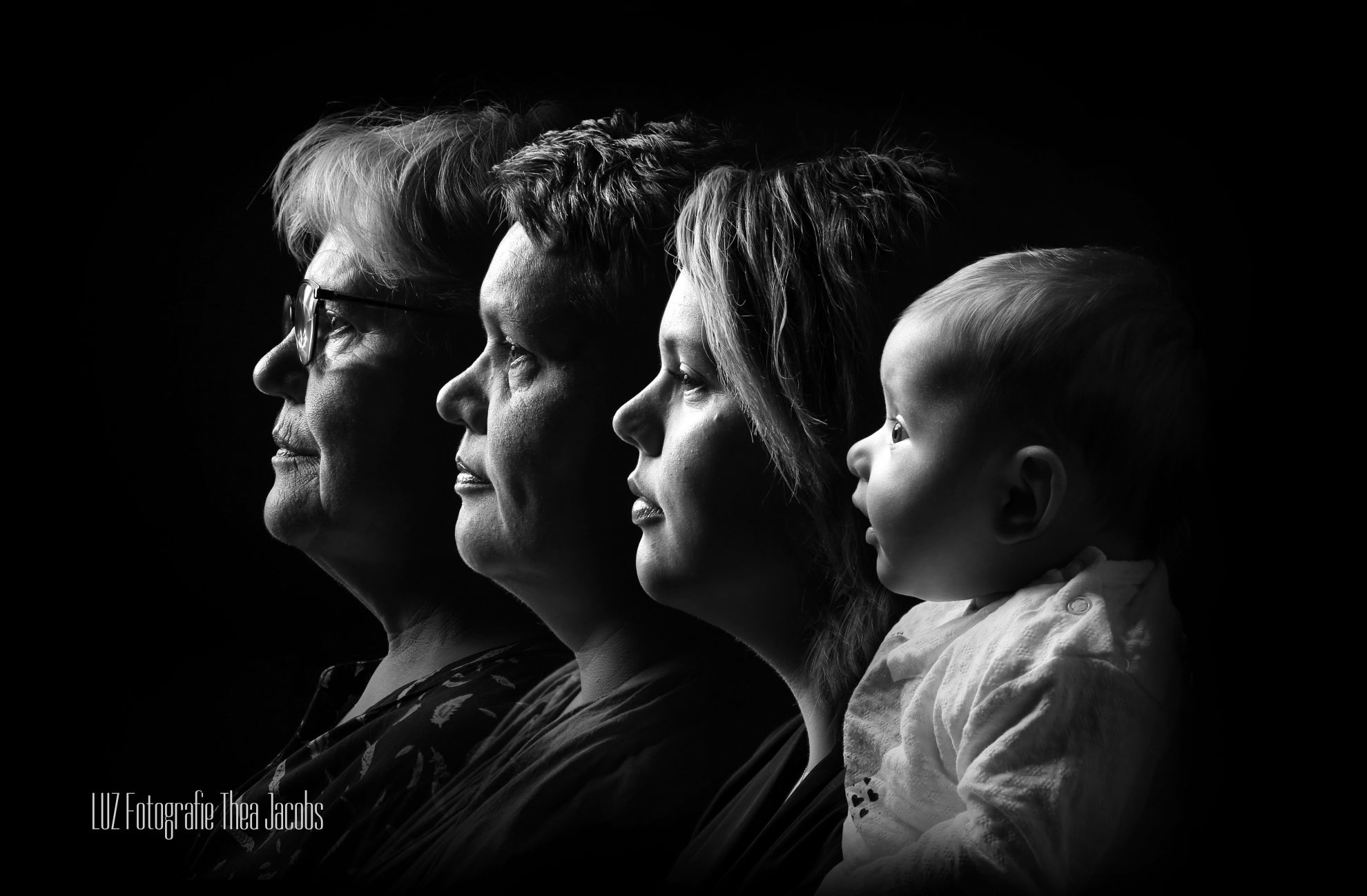 Foto 4 generaties zijaanzicht in zwartwit -in grootste resolutie LUZ.jpg